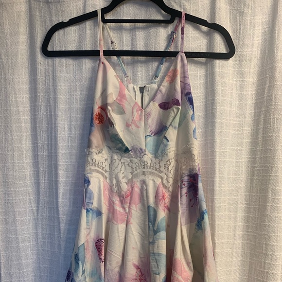 Floral Romper with lace cutout 🌸 - Picture 3 of 8